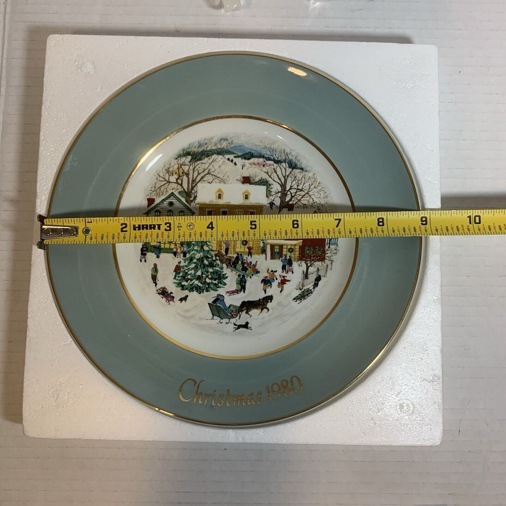 Avon Vintage Christmas Plate 1980 "Country Christmas" w/Original Box Avon Plates - Picture 5 of 5